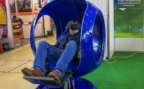 Человек в кабине VR аттракцион синее кресло